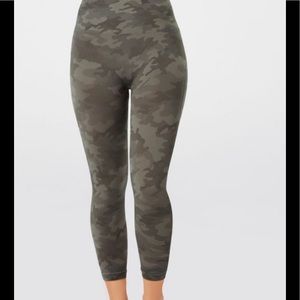 SPANX Cropped Seamless Camo Legging